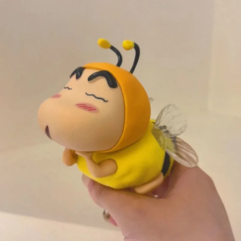 جديد تلوين شين تشان كوس النحل 8 سنتيمتر ألعاب صغيرة شخصيات كرتونية Kawaii دمية جمع نموذج Gk تمثال الحلي ديكور سيارة هدايا الاطفال