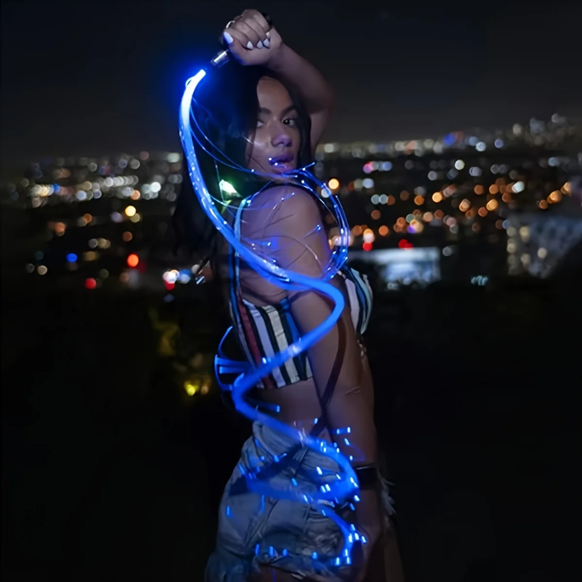 قطعتان من سوط ألياف LED متعدد الأوضاع - تأثير إضاءة فائق السطوع، تأثير تغيير لون ديناميكي، دعائم إضاءة بلاستيكية خفيفة الوزن، مناسبة لحفلات الهذيان والرقص الشرقي وحفلات الهالوين وأعياد الميلاد، وإكسسوارات أعياد الميلاد والهواء المحمولة والديكورات المحمولة والمناسبات