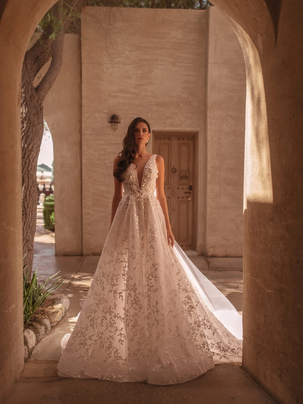 Romantic Floral Lace Wedding Dress Sparkly Backless Bow Sweep Train A-Line Bridal Gown For Destination Weddings Customized