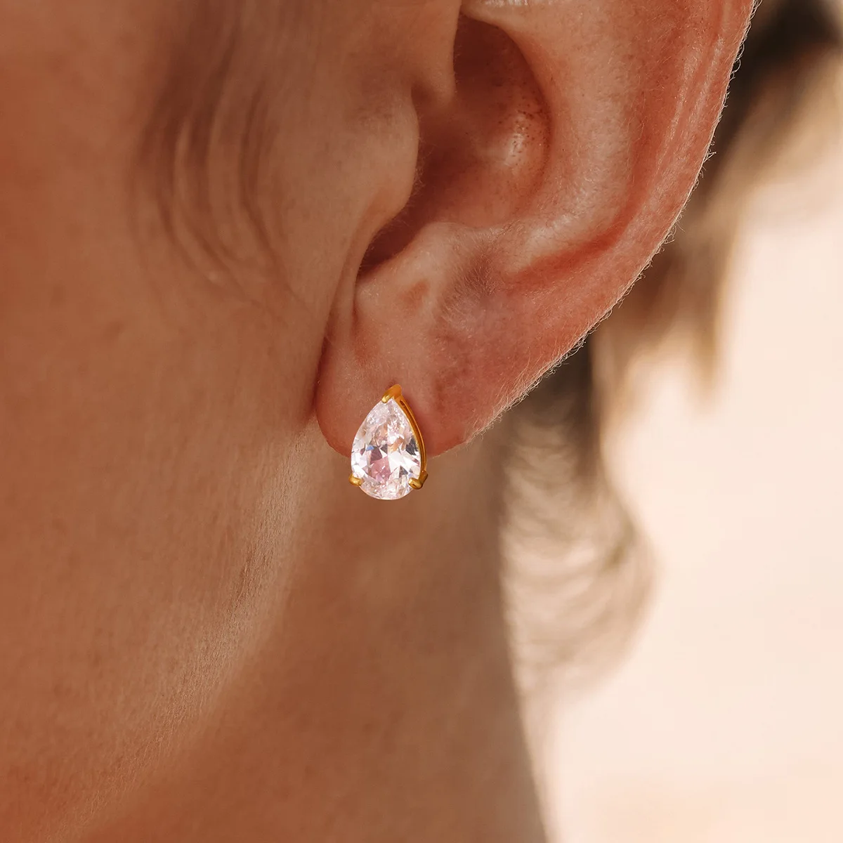 Pendientes de tuerca con circonita en forma de lágrima de 3 puntas de acero inoxidable 316, con cierre de rosca, en oro y plata, con brillo minimalista, corte de pera, para uso diario.