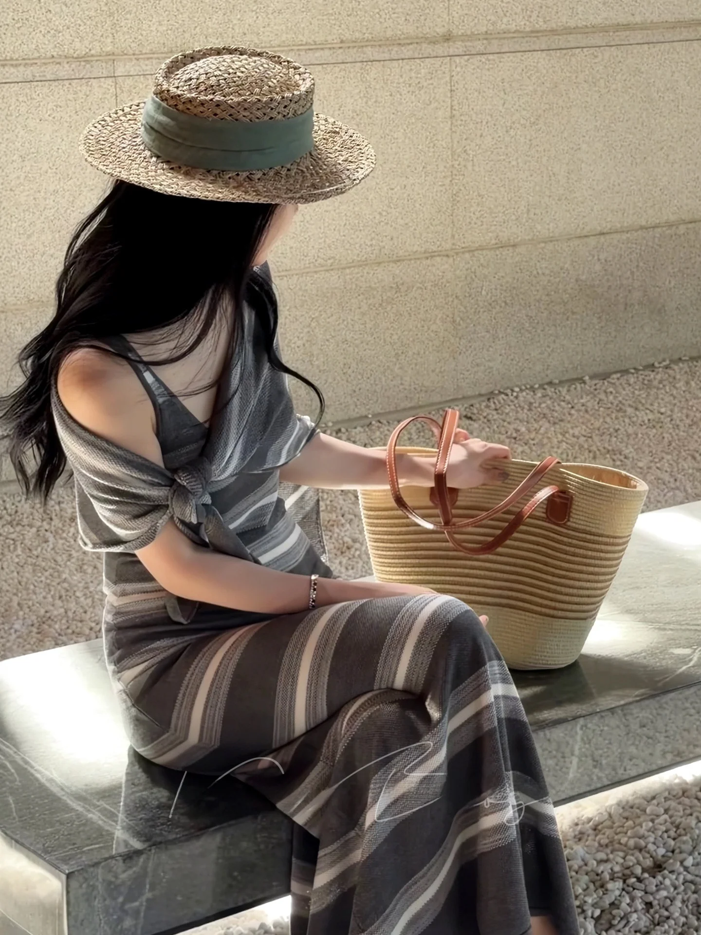 

Новинка 2026: Серый полосатый комплект из топа-жилетки с открытыми плечами и длинной юбки с завышенной талией для пляжа. Модный женский летний комплект.