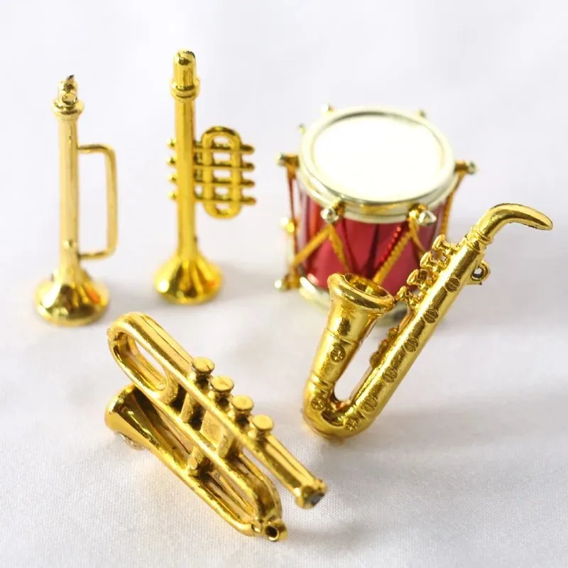 1/12 Scale Mini Saxophone Model, Classical Musical Instrument Dollhouse Miniature Scene Decor Accessory