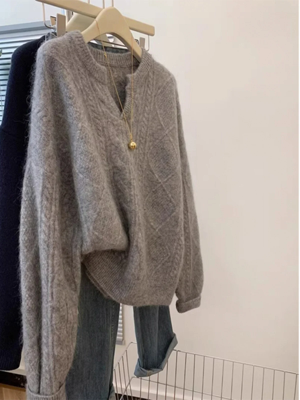 

Extra Large 300 Pounds Twisted Bear Velvet V-neck Sweater Women's Autumn Winter Thick Knitted Top Loose Fit Warmth Fashion