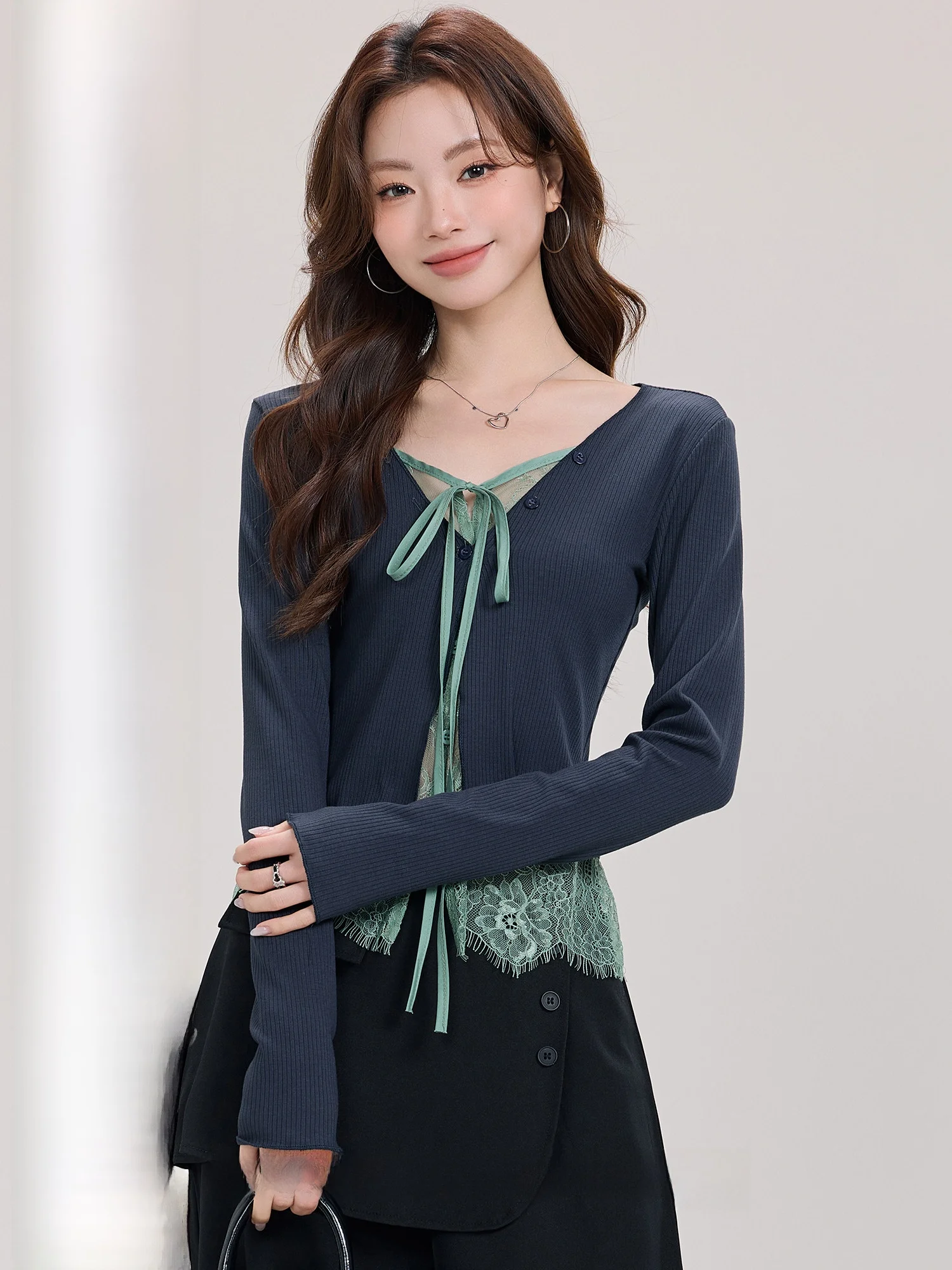 

Облегающая длинная футболка Sve, женская весенняя кружевная лоскутная футболка с поясом, милый вязаный топ с v-образным вырезом, повседневный шикарный топ от Mi Xiaoke