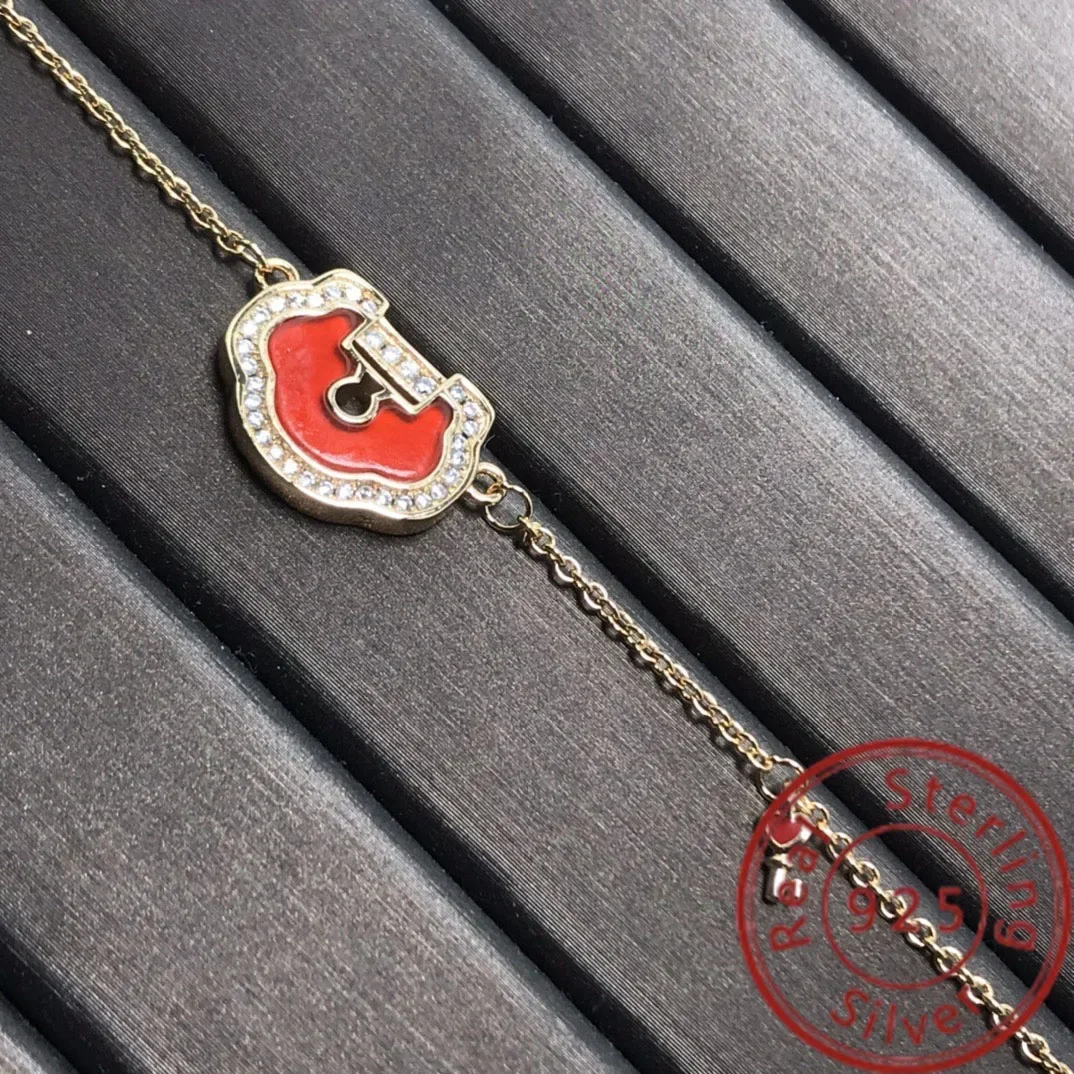 

Effortless Wear with QL's Fashion Bracelet
