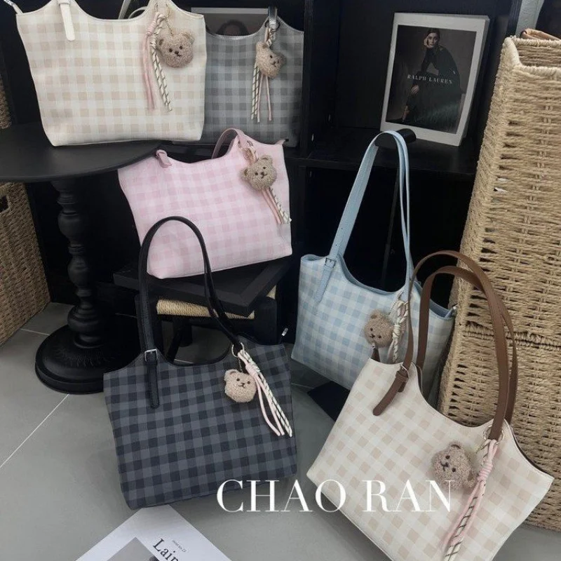 

Famous Designer Inspired Messenger Bag For Ladies With Classic Vintage Style In Leather