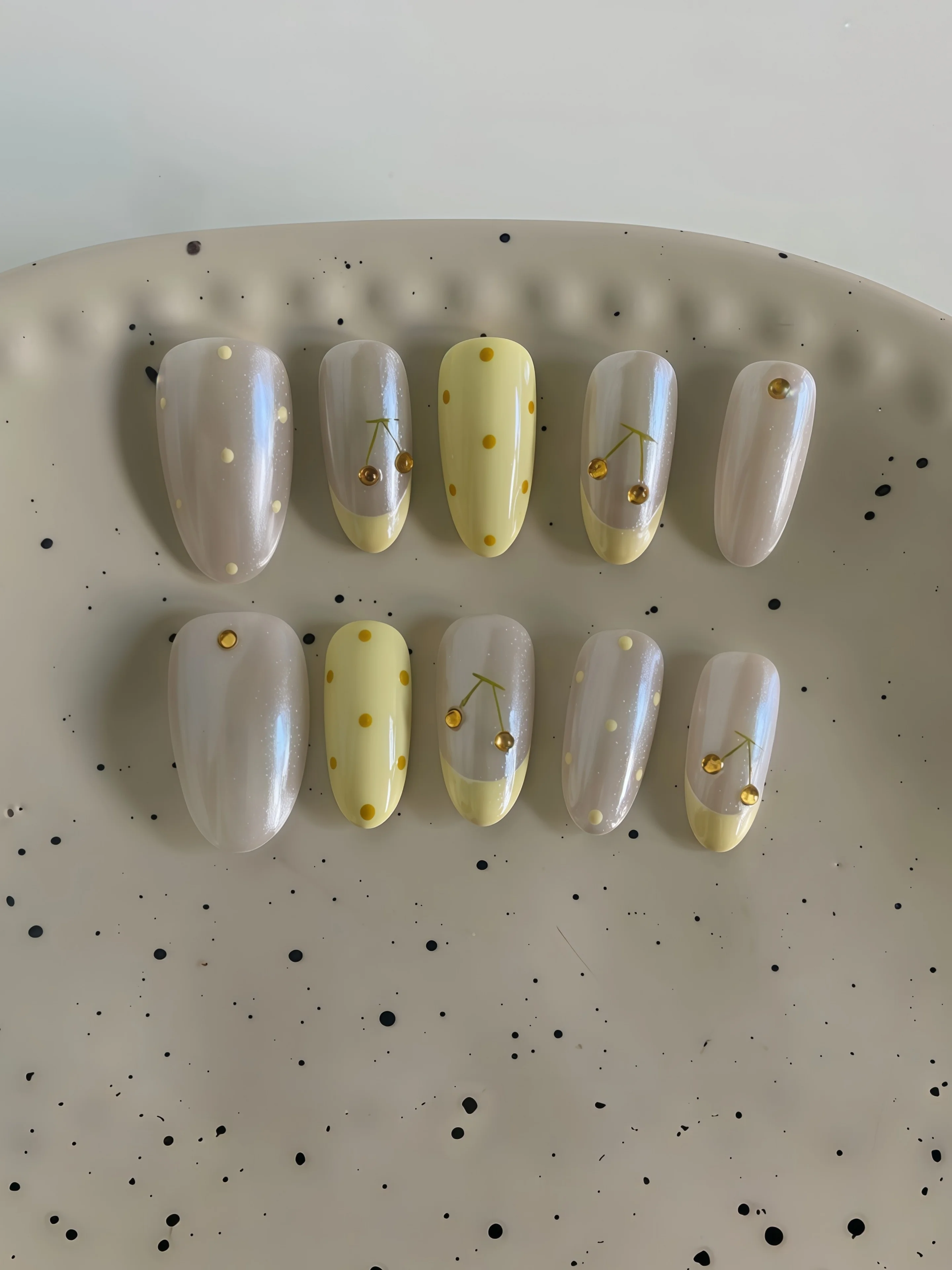 10 Medium-Sized Almond-Shaped Press-On Nails, Yellow Polka Dot Gradient Cat Eye Nail Art, Gentle and Sweet Gold Rhinestone Cherry Handmade Hand-Painted Fruit French Minimalist Style Birthday Summer Outing Children's Day Themed Party Wearable Nails, Fresh Fruit Sweet Scent Campus Daily Casual Best Friend Afternoon Tea All-Season Versatile Halloween Sweet Girl Nail Sticker Set, Includes One Jelly Glue and One Nail File