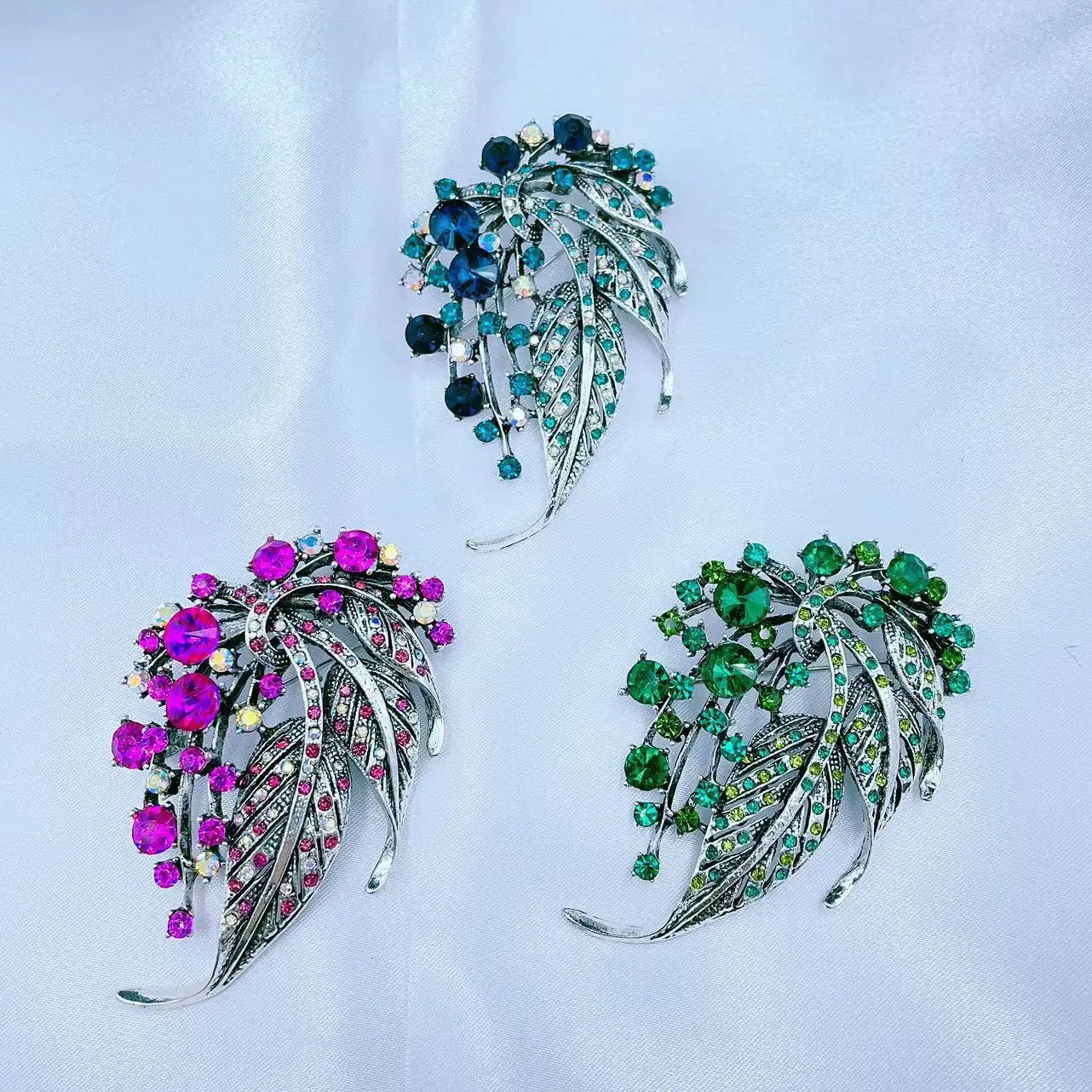 Elegant Temperament Crystal Brooch Pins for Women Leaves Shiny Rhinestone Corsage Fashion Wedding Party Jewelry Best Gift