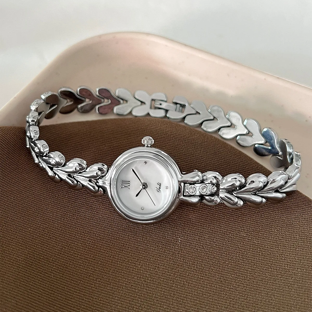 New Women'S Watch With A Silver-Gray Thorn Chain Design, Exquisite And Fashionable, A Delicate And Compact Bracelet Watch.