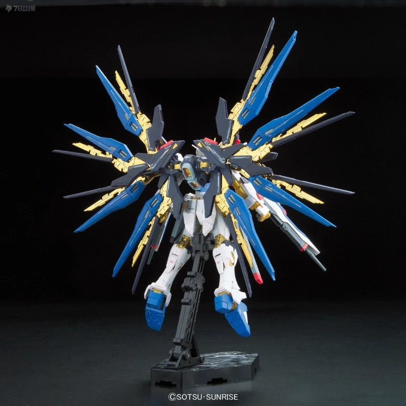 BANDAI Original Real Grade Series 14 Strike Freedom Gundam Anime Action Figure Assembly Ornament Model Toys Collectible Model