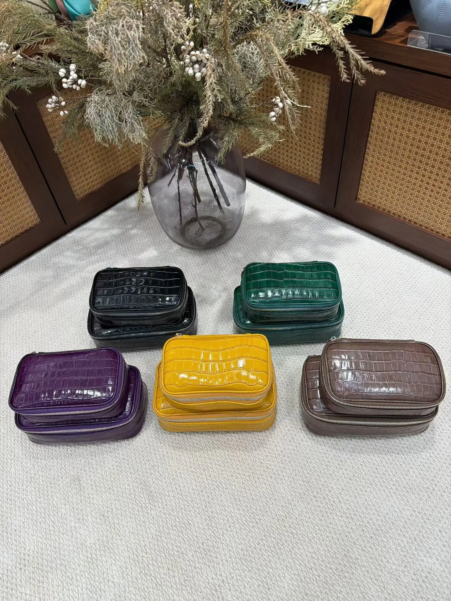 Krokodil-Geprägte Leder Mini-Kosmetiktasche Toilettenartikel-Organizer Tragbare Kosmetiktasche in Verschiedenen Farben und Größen Erhältlich – Detail 29