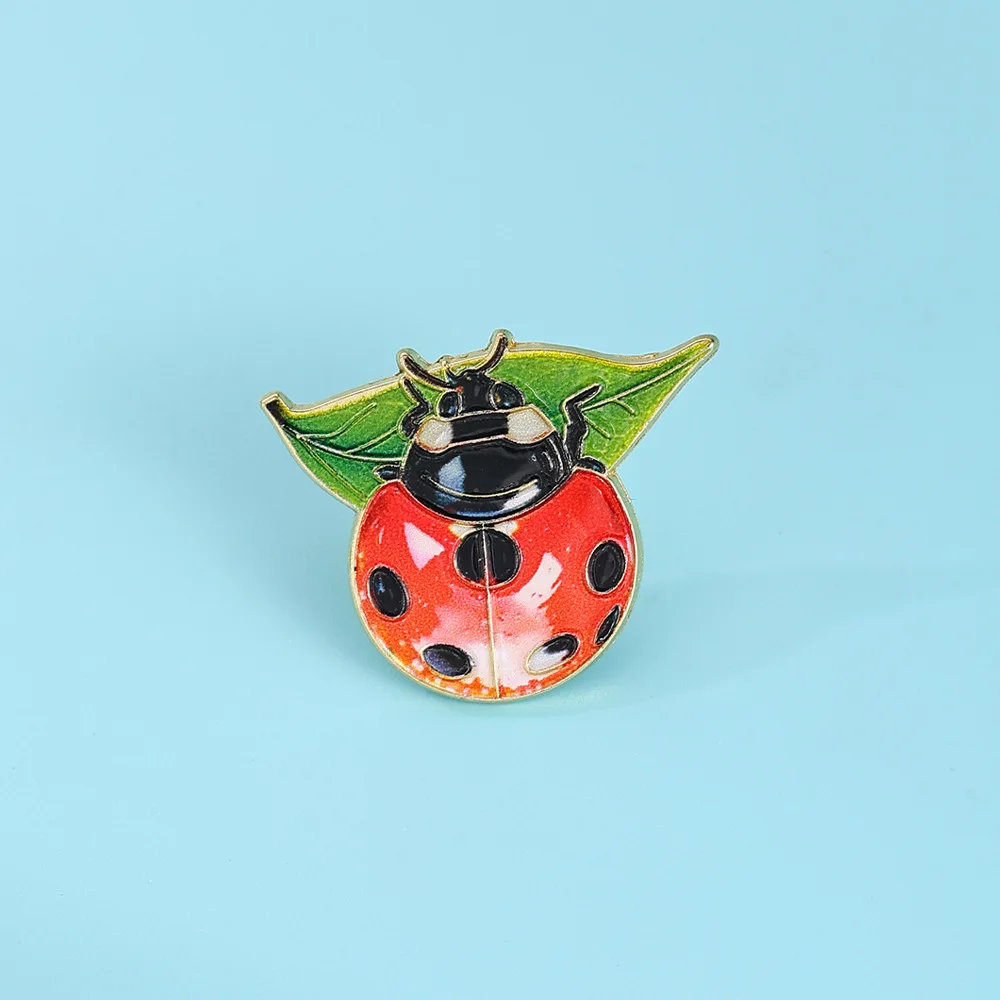 Red Enamel Ladybug Leaf Brooch Cute Insect Animal Lapel Pin Shiny Gold Tone Corsage Badge Backpack Jacket Hat Decor Jewelry