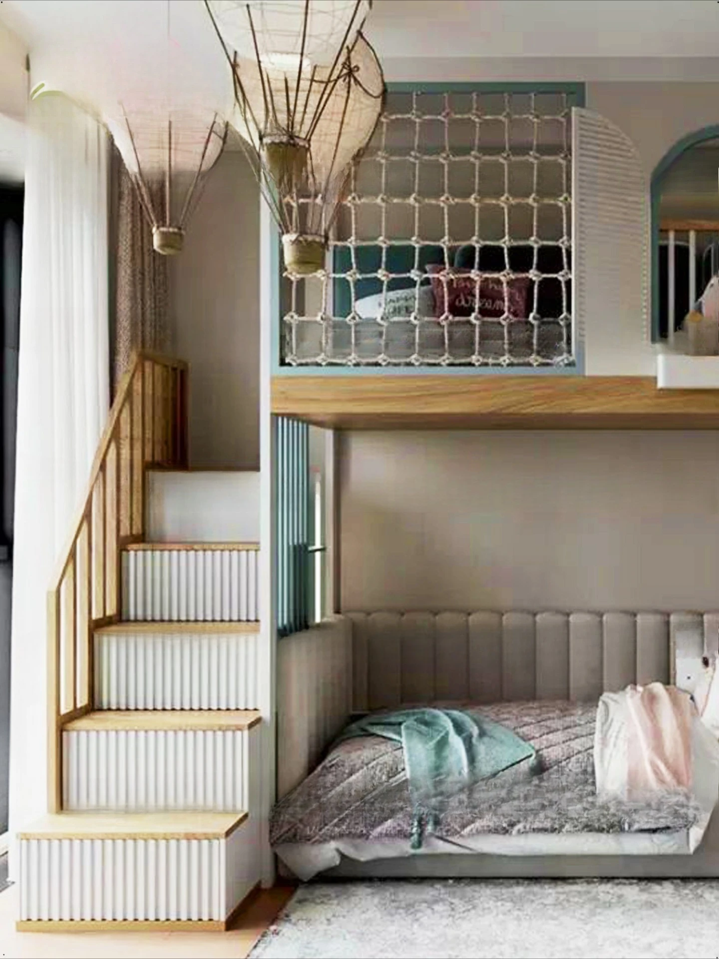 Sono disponibili pavimenti superiori e inferiori per adulti. Piccolo doppio essere d, a castello superiore e inferiore, legno massello genitore-figlio be d.