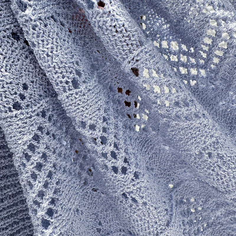 معطف كارديجان أزرق للنساء ذو حجم صغير، شال محبوك رفيع، مقترن مع تنورة علوية بحمالات، ملمس راقي