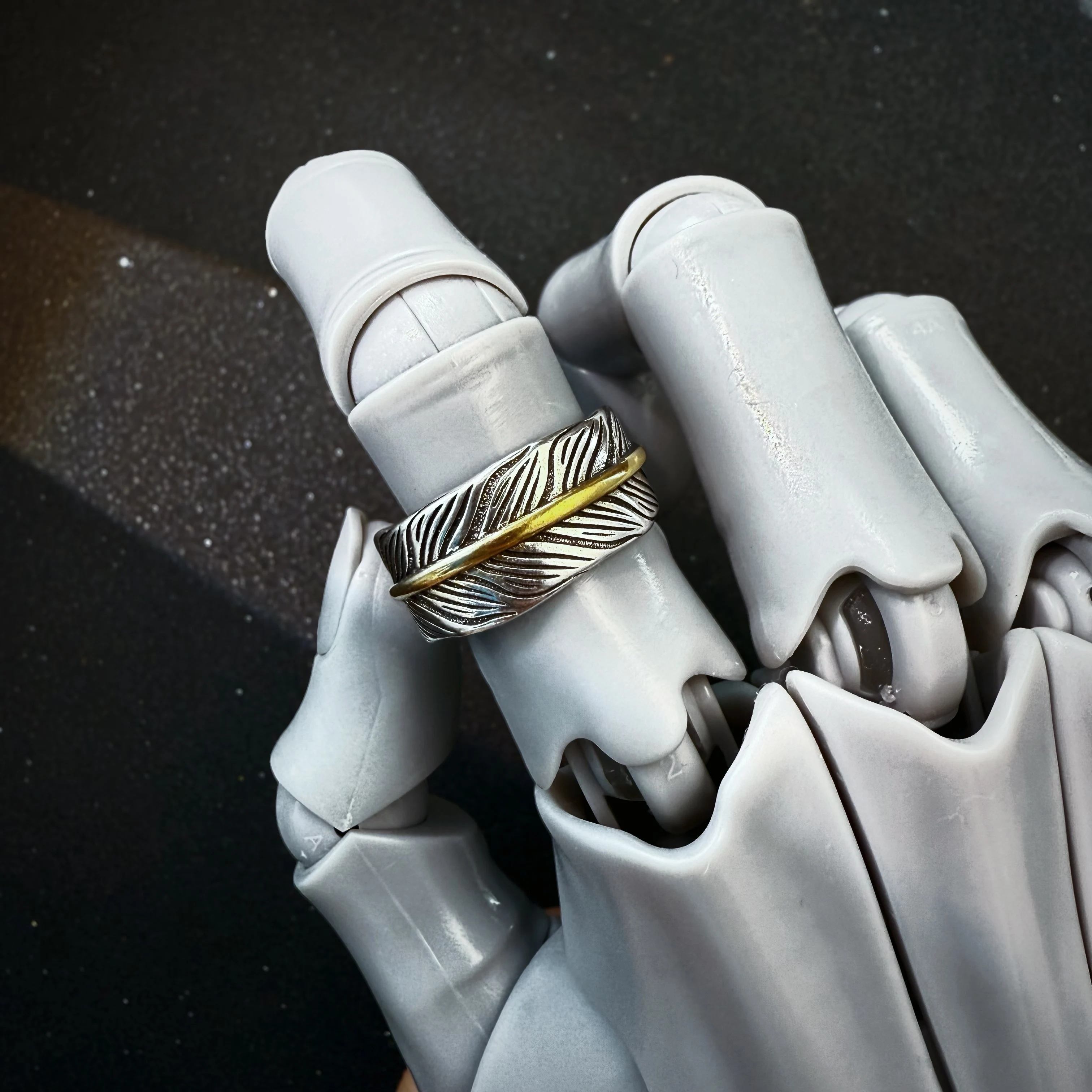 Retro Goldener Feder-Graffiti Verstellbarer Offener Ring für Männer Punk Gothic Edgy Versilbertes Messing Schmuck Biker-Accessoires Geschenk – Detail 6