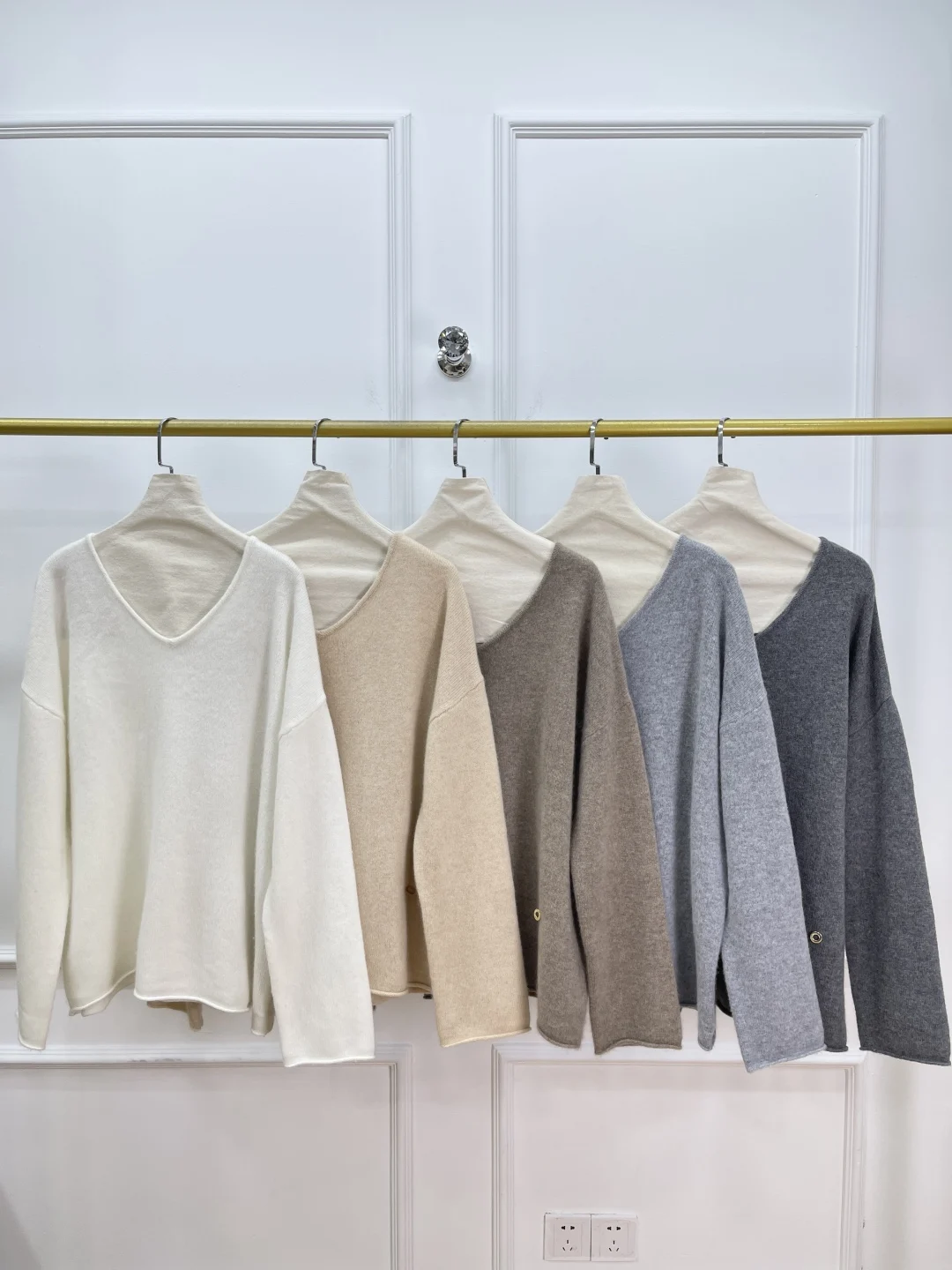 

Women's Pure Cashmere 2-Piece Set V-Neck Long Sleeve Sweater + Elastic Waist Shorts Casual Female Knitted Suit