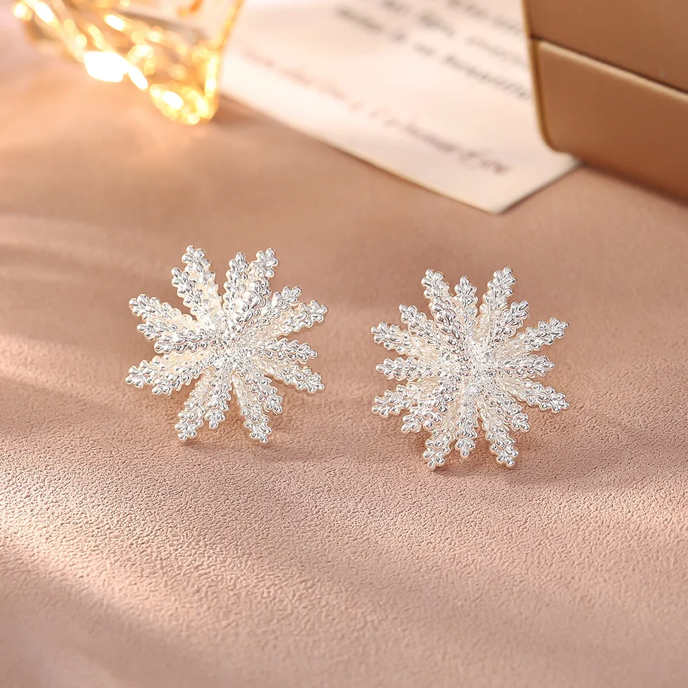 

Fashionable light luxury multi-layered three-dimensional snowflake earrings high-end versatile earrings niche design earrings