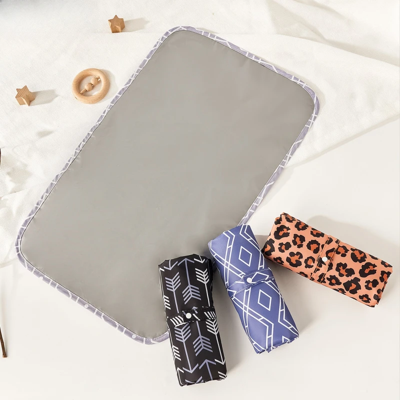 Cambiador de bebé impermeable con dibujos animados, bolsa de pañales multifuncional, bolsillos de almacenamiento, cambiador de viaje plegable para bebés