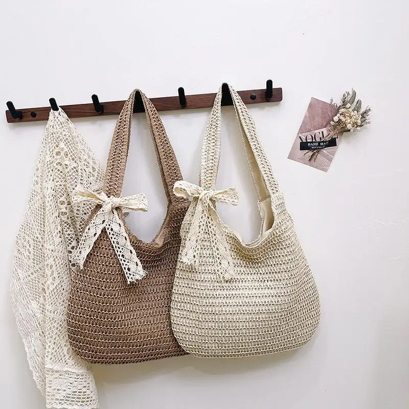 Gewebte Stroh-Schultertasche mit süßer Schleifendekoration, geräumigem Innenraum für den Sommer, den Strand, den täglichen Einkauf und den Urlaub. – Detail 1