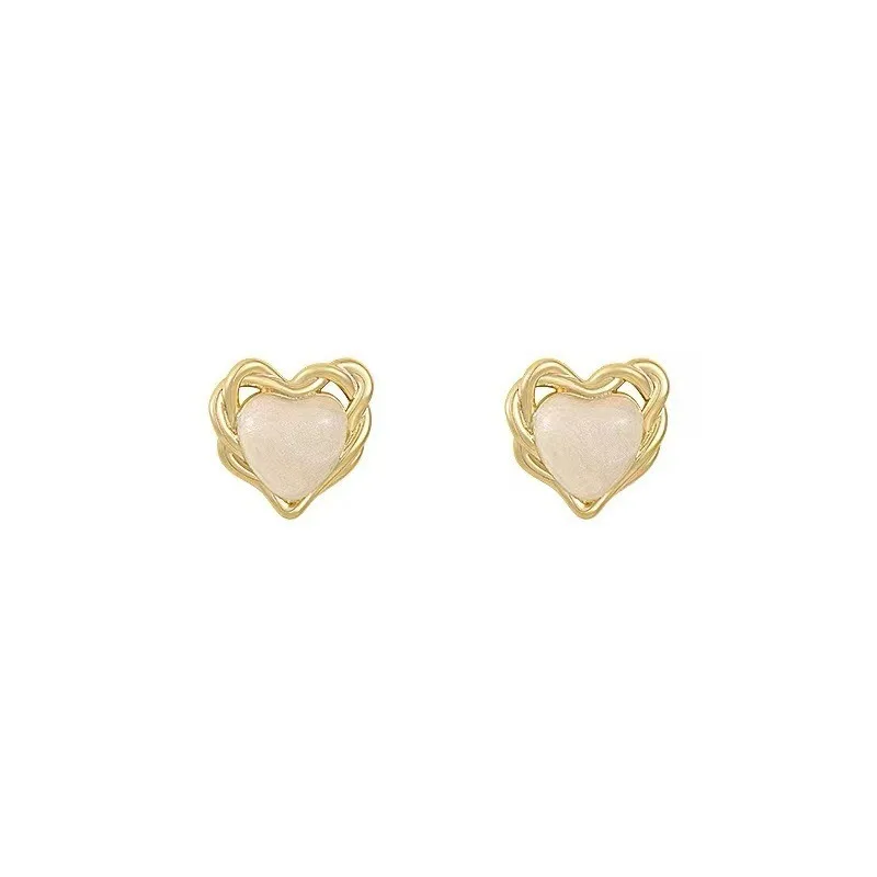

French gentle and fresh heart earrings, niche temperament, light luxury, unique, internet famous and popular ear accessories