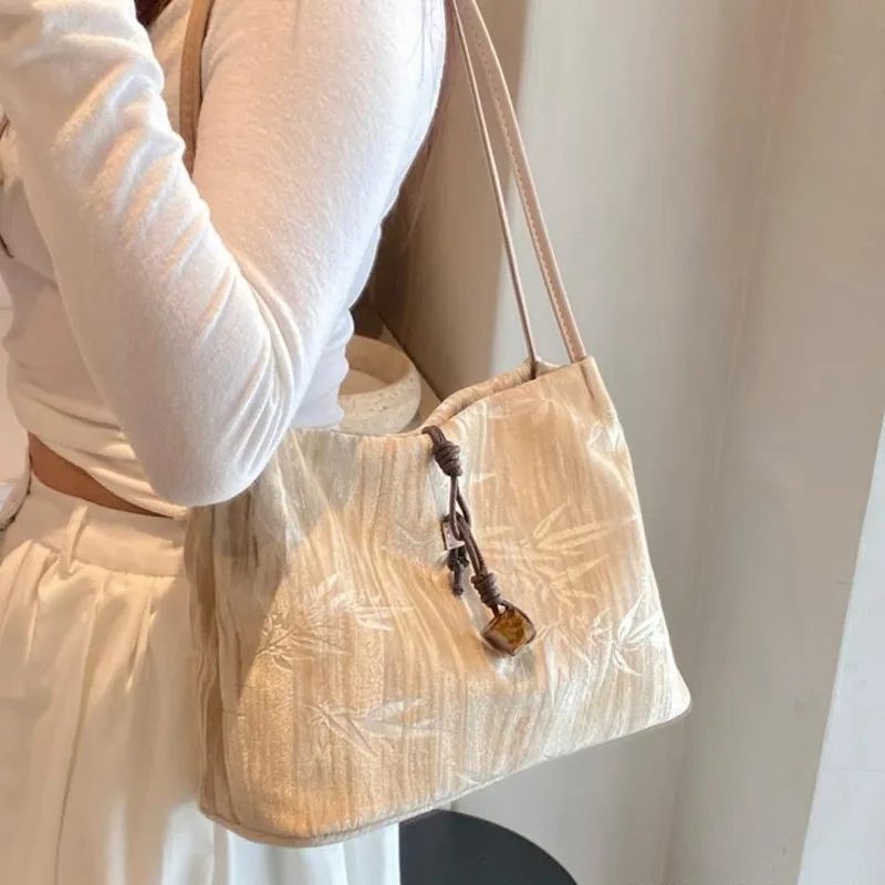 New Chinese style tote bag for women in 2024, new summer leisure single shoulder underarm bag, work commuting bag, handbag