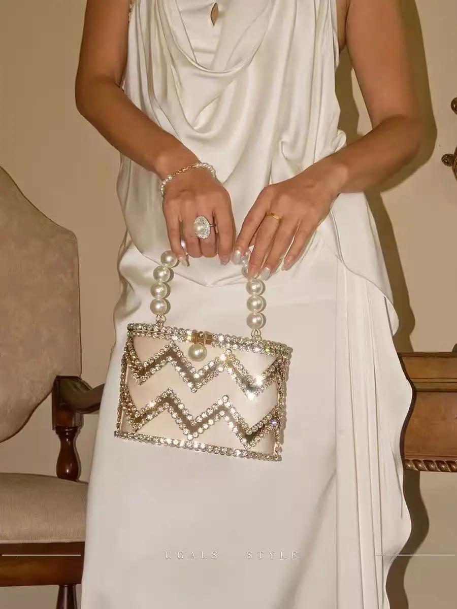 

Glitter Shiny Diamond Metal Gold Clutch Purse Luxury Exquisite Evening Bag Wedding Party Banquet Bag Women Handbag Shoulder Bag