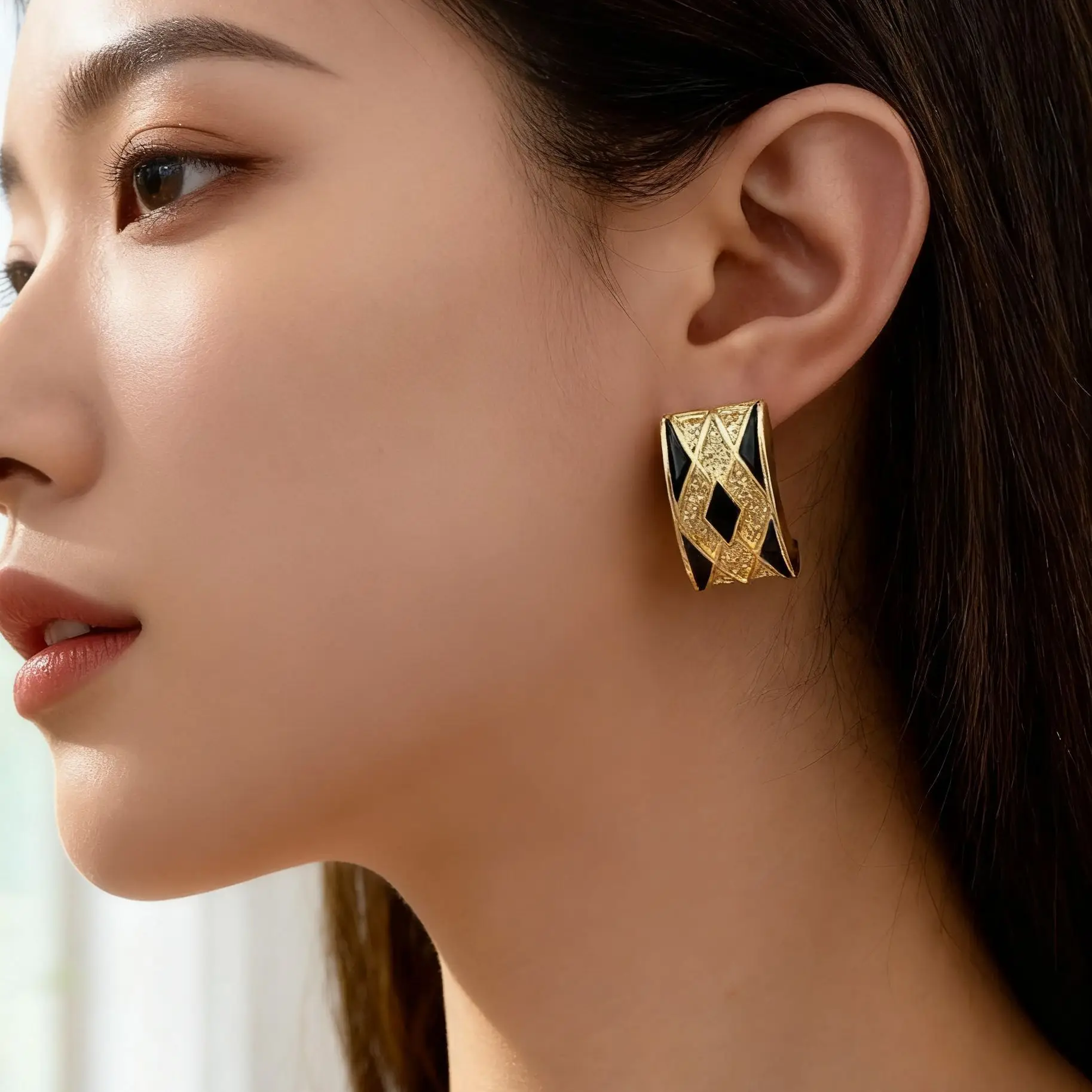 Middle Classical Vintage Diamond Lattice Earrings for Woman Men Black and Gold Checkered Stud Earrings Niche Accessories Banquet
