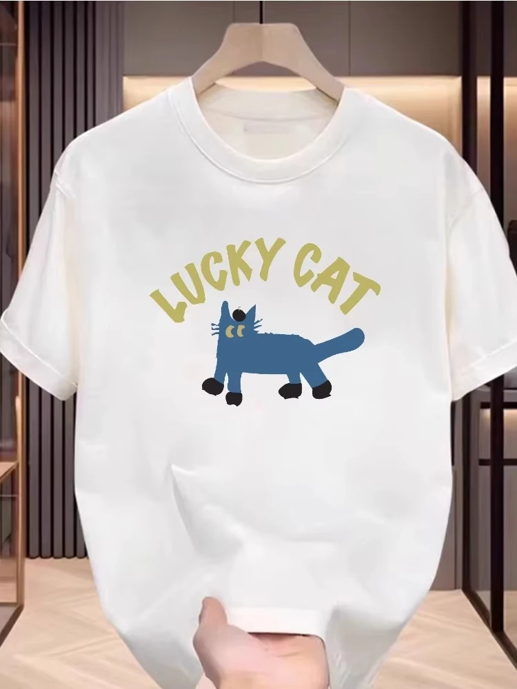 

Футболка Zhaocai Cat для женщин: повседневный топ с узором Zhaocai Cat и золотым текстом, японский дизайн на удачу, одежда из чистого хлопка с кошачьей тематикой