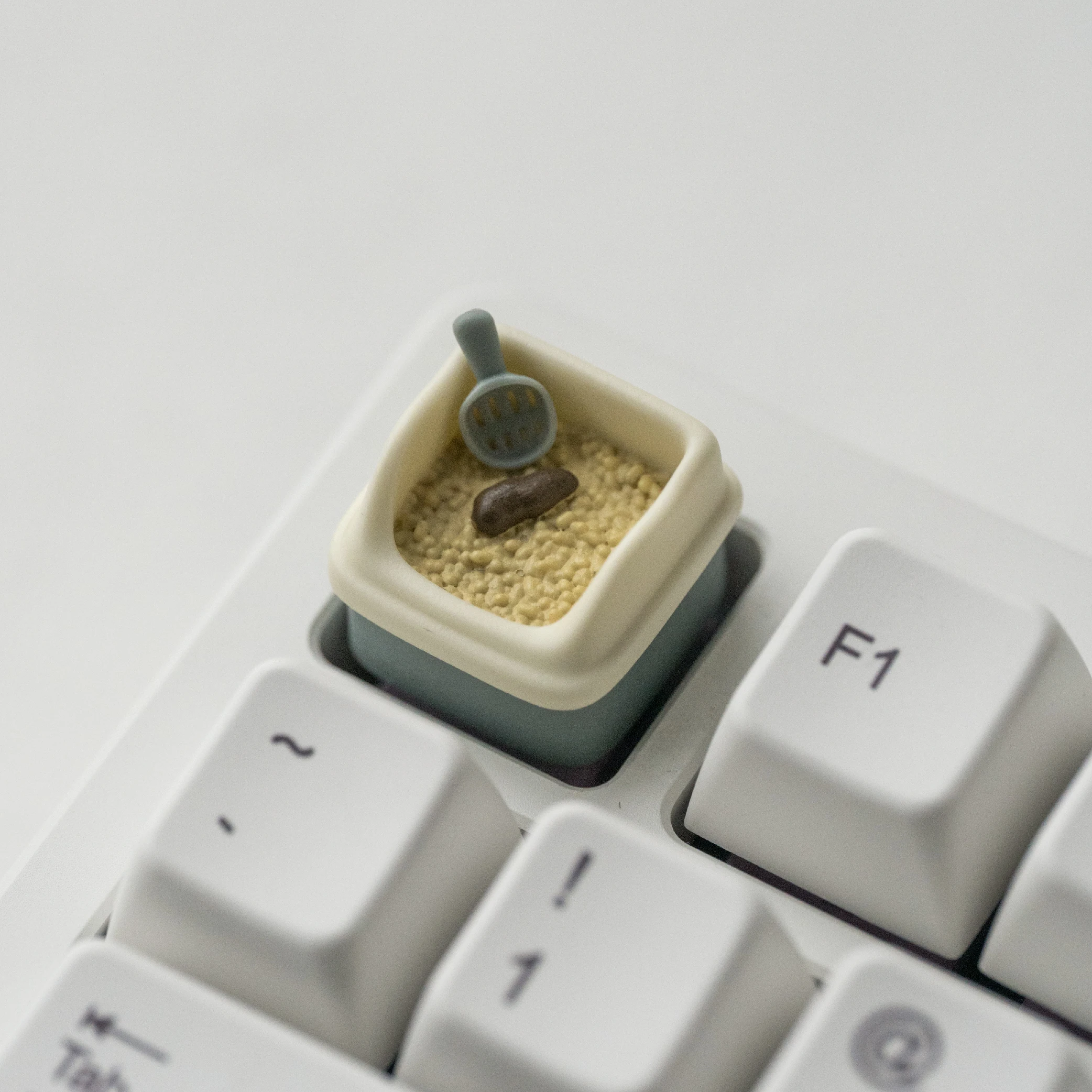 Cat Litter Box Keycap Shit Shoveling Officer Funny Cat Shit Creative ESC Cross Shaft Mechanical Keyboard Key Cap for Friends