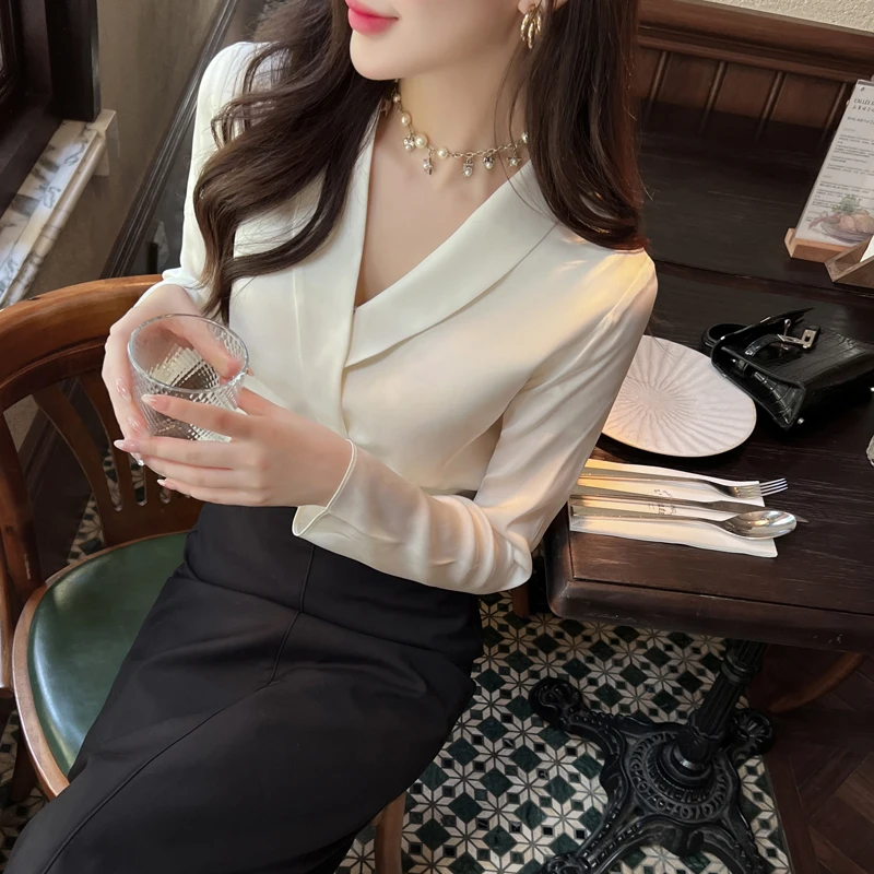 

Шелковая белая женская простая блузка с V-образным вырезом, длинными рукавами, на пуговицах, для повседневной носки, осенняя, во французском стиле, однотонная...