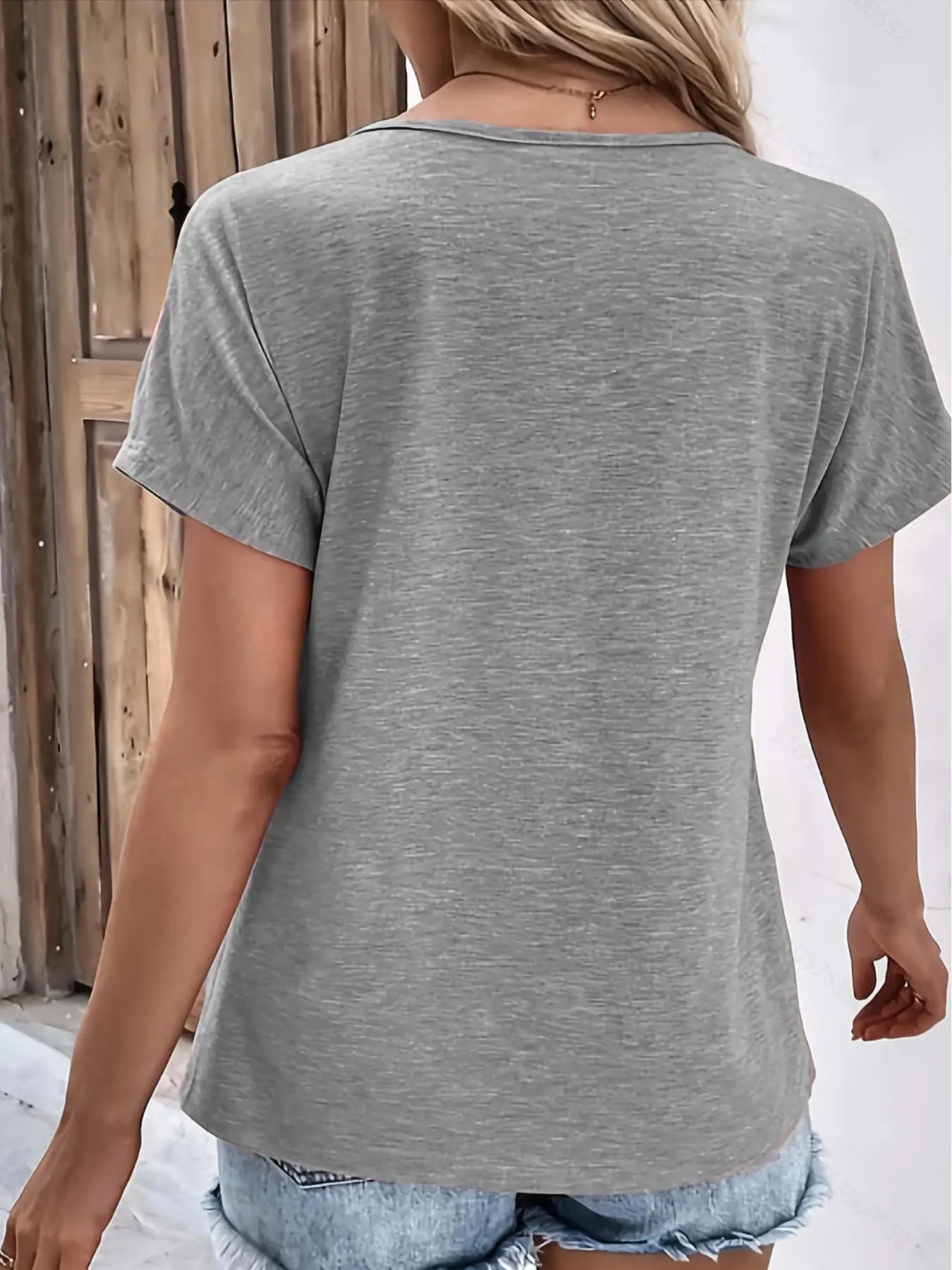 تي شيرت نسائي رمادي مقاس كبير برقبة على شكل حرف V: أنيق، فضفاض ومريح، مثالي للنزهات والمكتب 1-5XL
