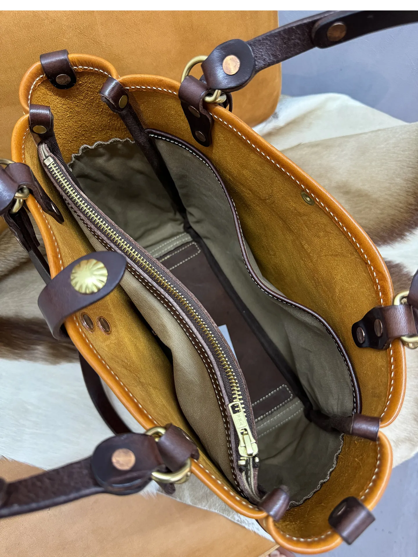 Vintage Designer Handgefertigte Arbeits-Tragetasche aus pflanzlich gegerbtem Rindsleder für Herren, Business Casual Luxus Naturleder Handtasche – Detail 18