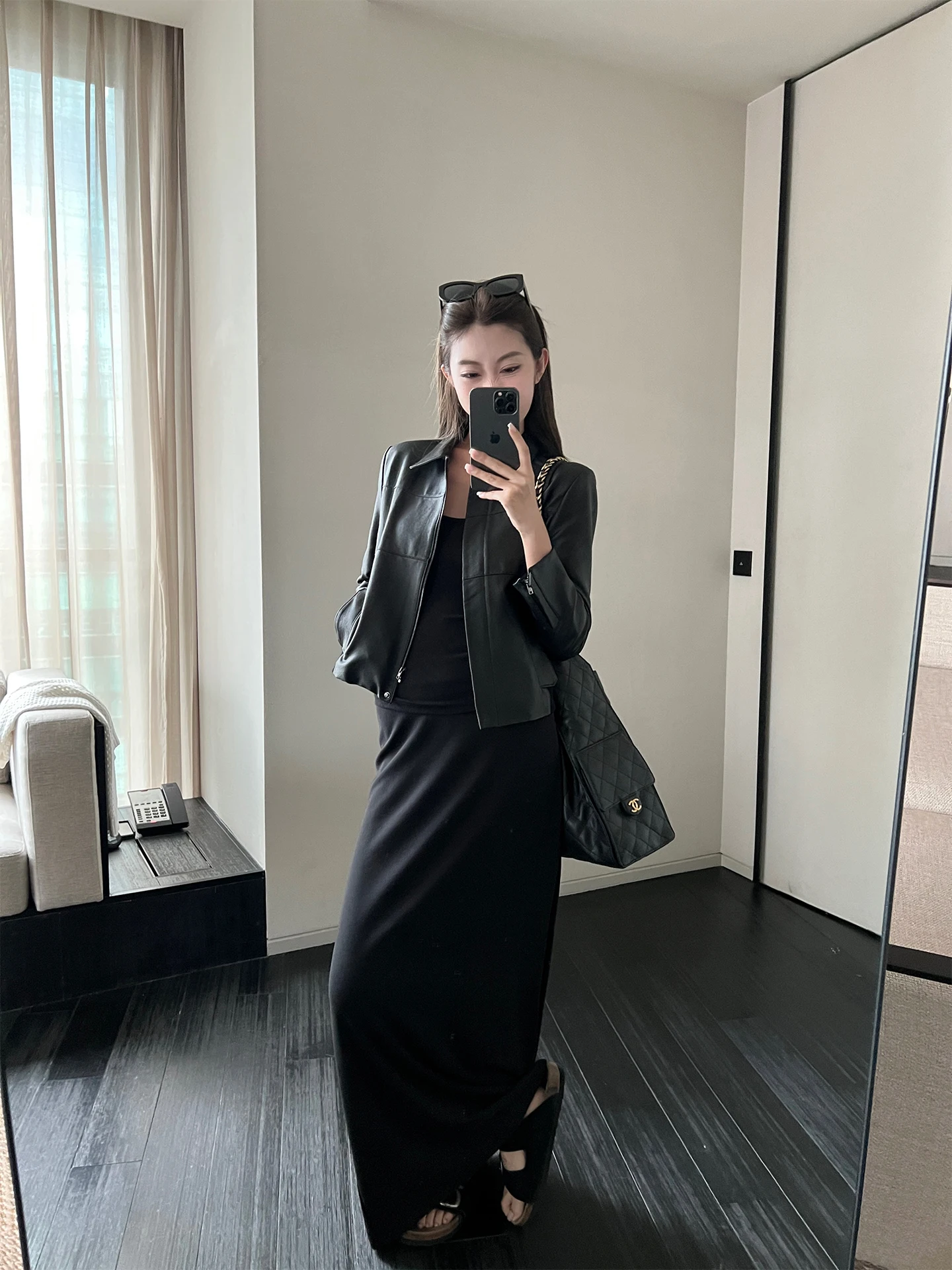 เสื้อแจ็คเก็ตหนัง PU 4PRIL สำหรับผู้หญิง สไตล์เรโทรเท่ห์ ทรงเข้ารูป คอปกพับได้ ตัดต่อสีดำ เสื้อคลุมลำลองสำหรับฤดูใบไม้ร่วง