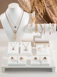 Soporte de cuero blanco para anillos y pendientes, escaparate de exhibición de mostrador de tienda de joyas, colgante de collar, cadena de presentación, organizador de soporte de busto