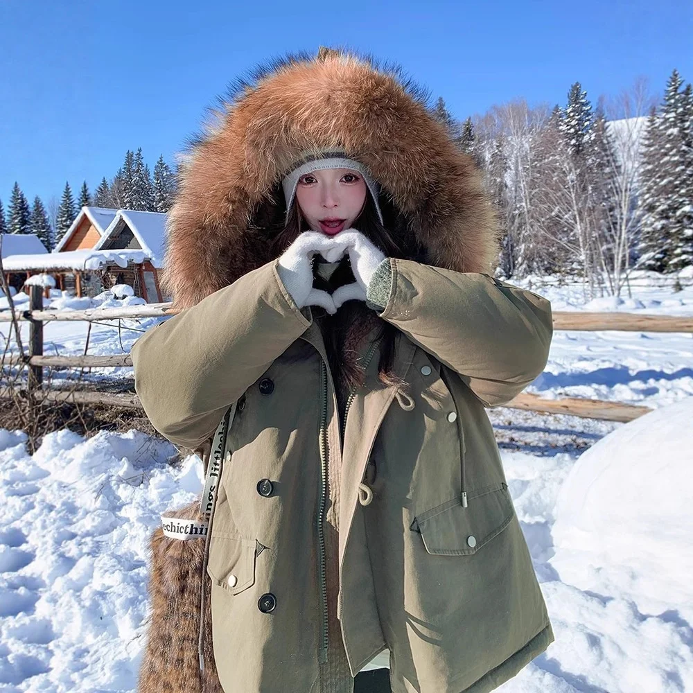 

Парка женская зимняя удлиненная свободного кроя, утепленная, с застежкой на пуговицы по бокам, из антистатической ткани, женственный силуэт
