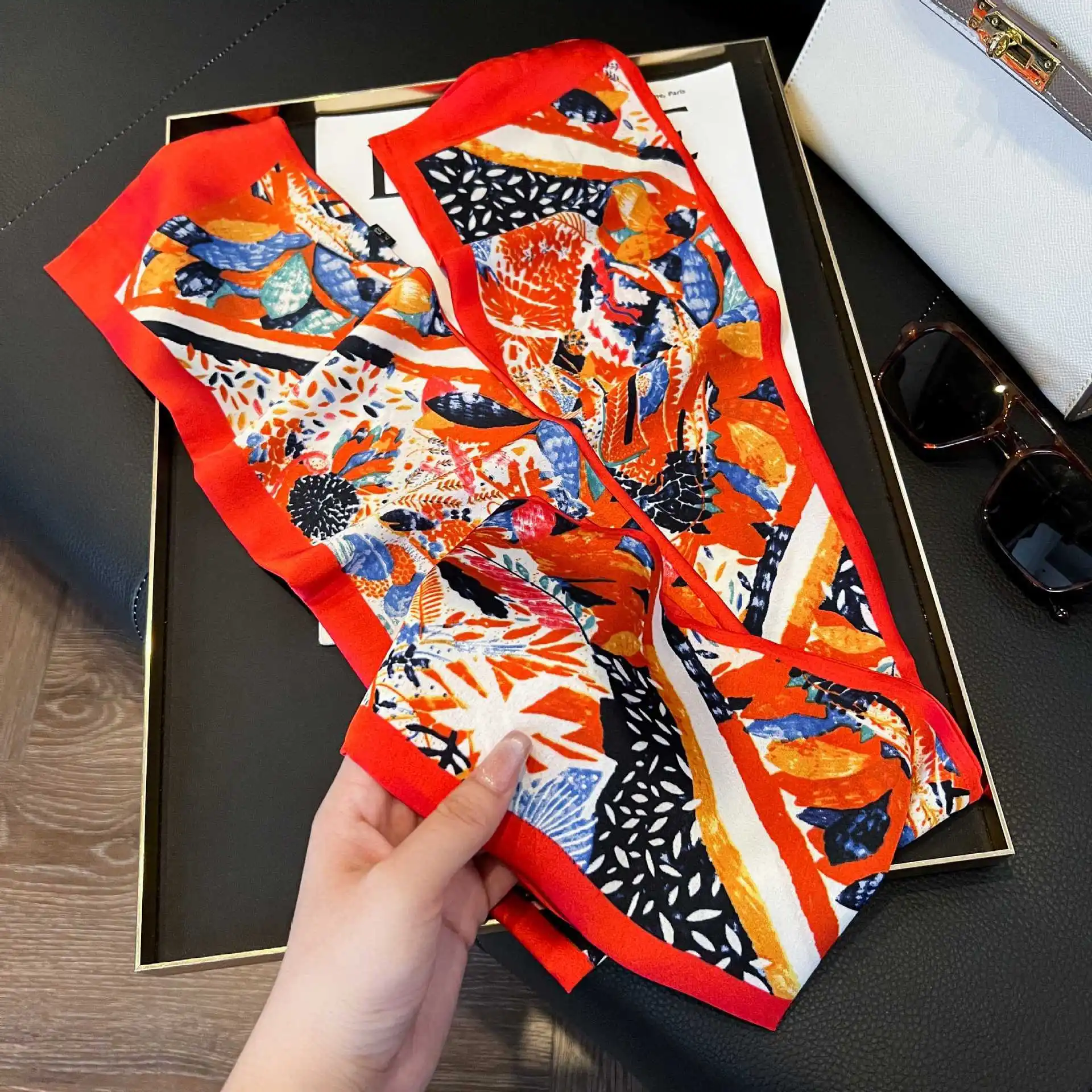 Luxuriöser Seidenschal mit Blumenmuster für Damen – Modischer schmaler Seidenschal, Taschenband, Damen-Stirnband, Kopftuch – Detail 7