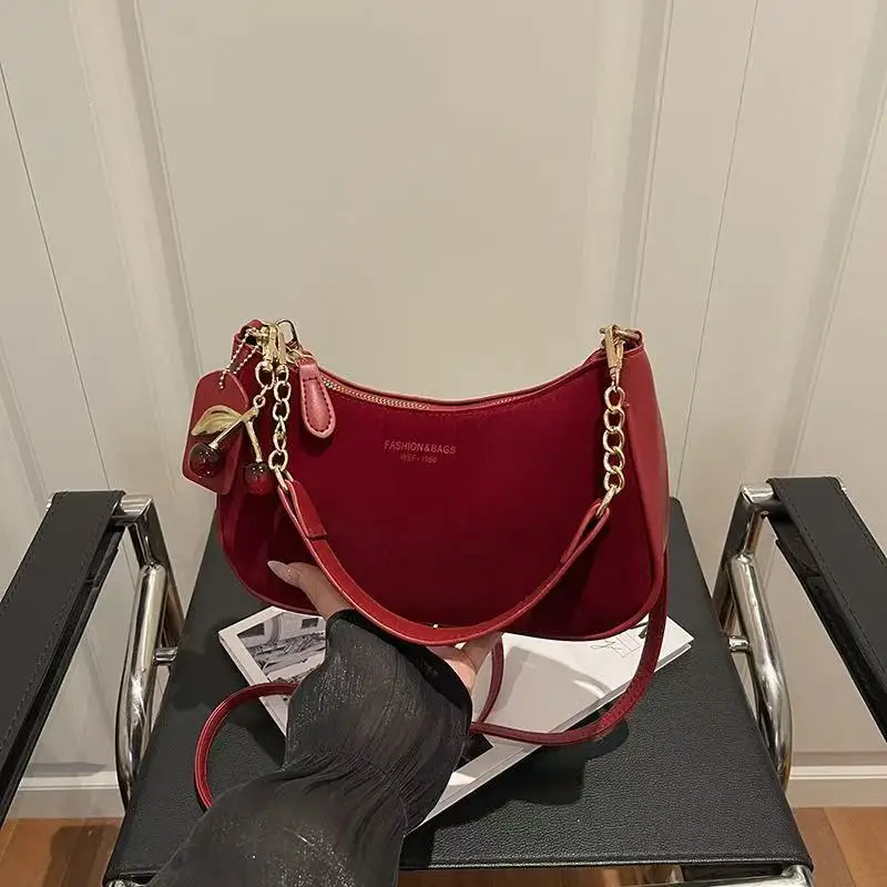Einfarbige Unterarmtasche mit Kirsch-Anhänger, Baguette-Schultertasche mit Kettenriemen – Detail 3