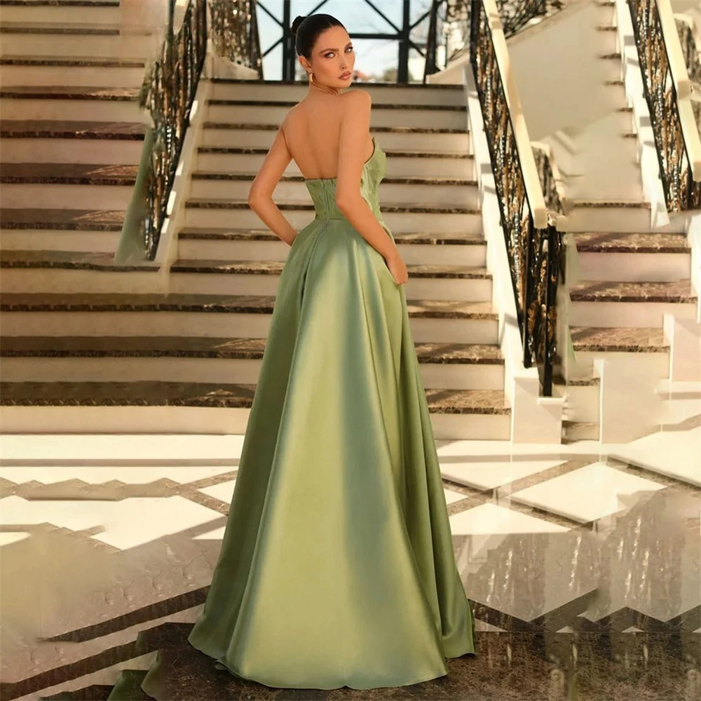 فستان سهرة أخضر بسيط للحفلات من الساتان بدون أكمام طيات فساتين حفلات فتحة عالية سكوب على شكل حرف a فستان المشاهير مخصص