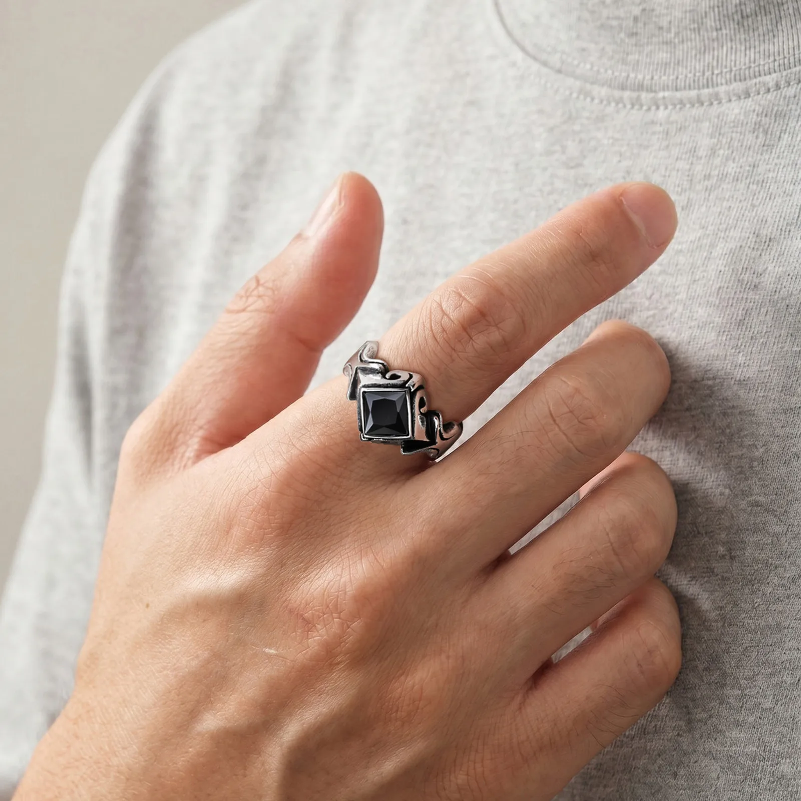 Vintage-Ring mit schwarzem Zirkon für Männer und Frauen, Edelstahl-Siegelring in antiksilberner Farbe, Gothic-Punk-Statement-Schmuck, Geschenk – Detail 2