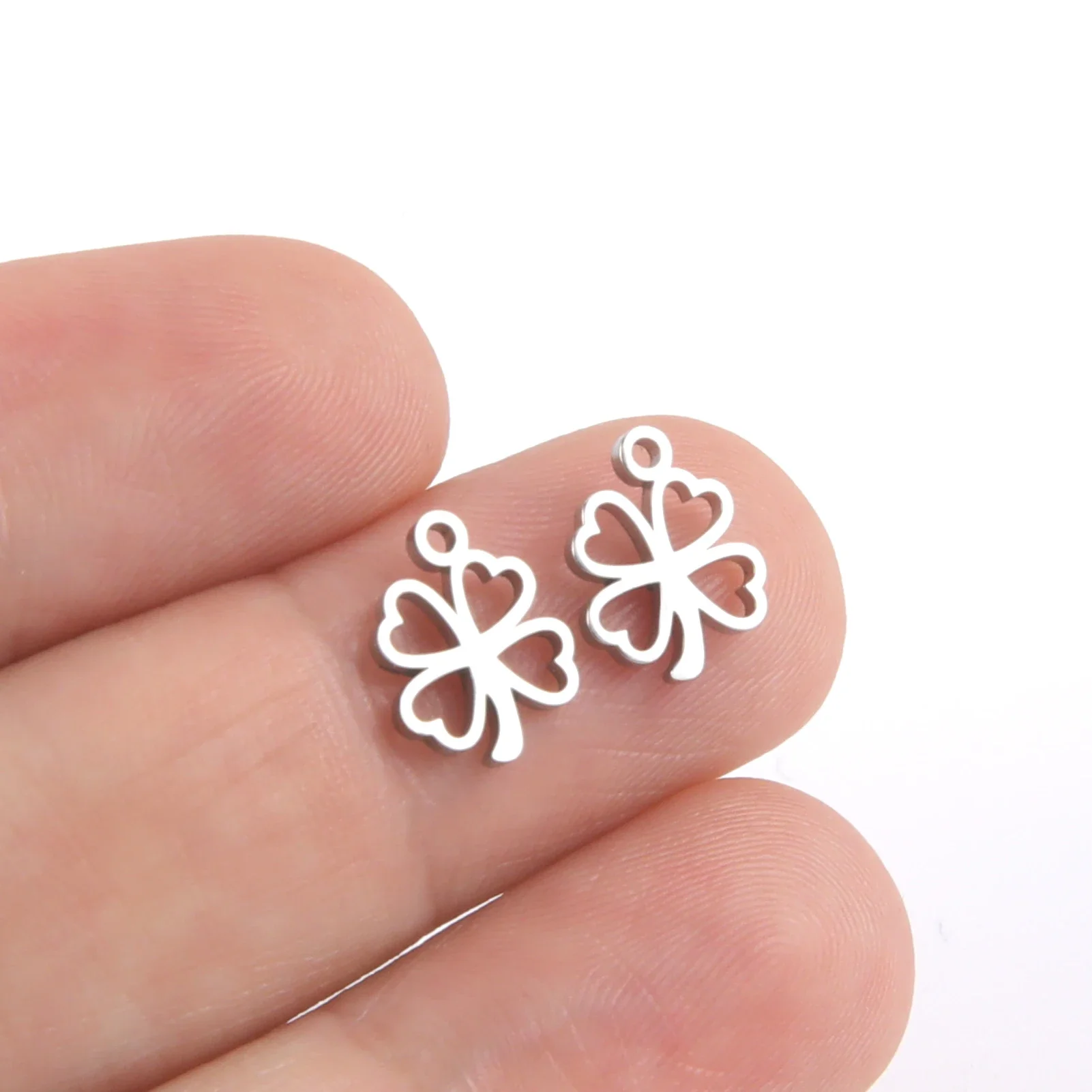 Skyrim 5 Pieces/Batch Hollowed Out Love Clover Stainless Steel Pendant For Men and Women Romantic And Lucky DIY Made Jewelry