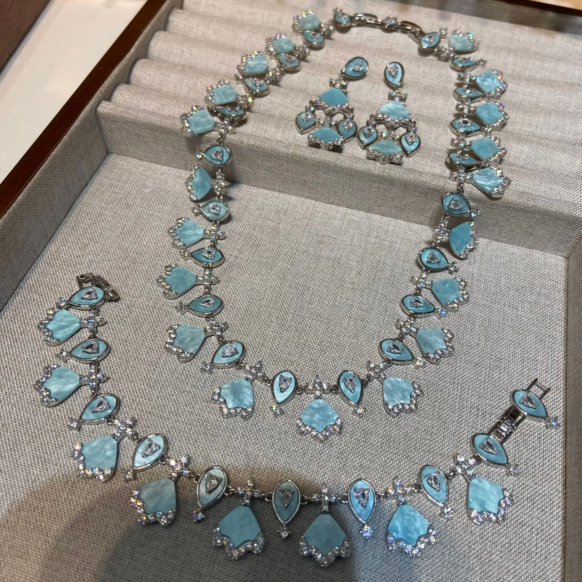 

Women Copper-inlaid Zircon New White Shell Cat's Claw Italian Fashion Jewelry Set 2025