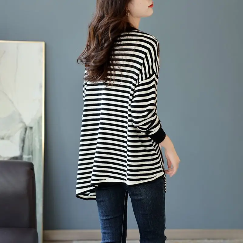 2023 Spring and Autumn Fashion Western Round Neck Stripe Contrast Shoulder Sleeves Loose Leisure Oversized Design Hem T-shirt