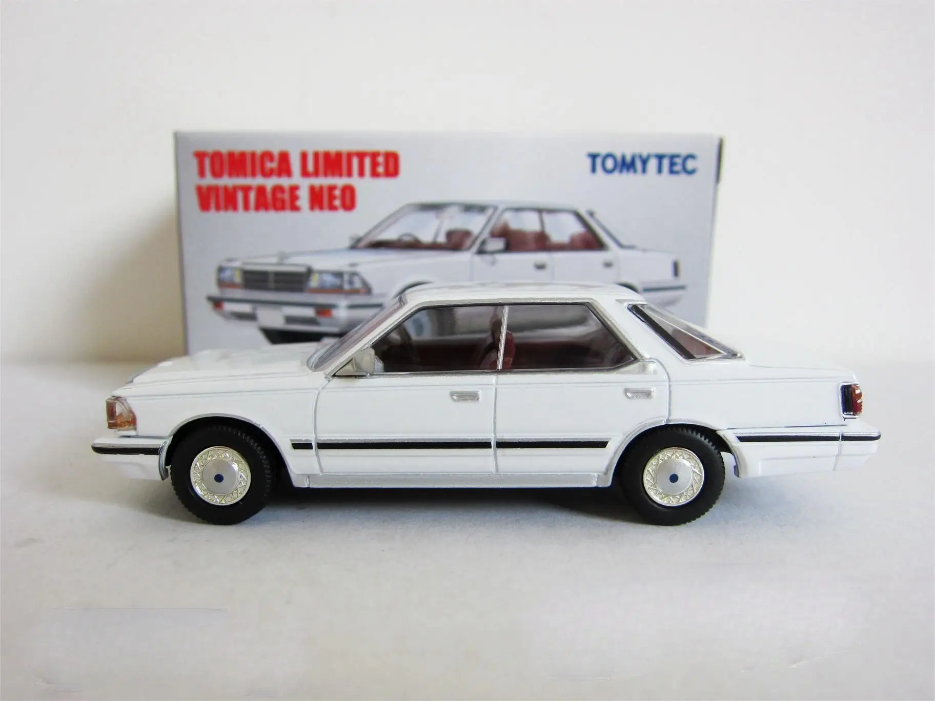 Tomytec-modelo de coche Tomica TLV 1/64, LV-N150a, NISSAN, GLORIA V30, BROUGHAM, de aleación fundida a presión, para regalo