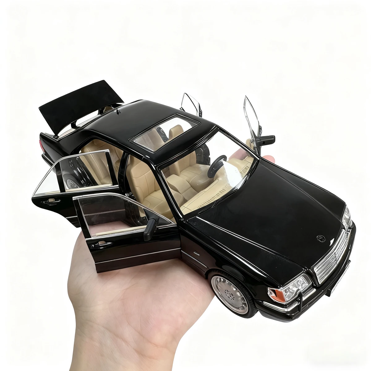 รถเหล็กหล่อขนาดเล็ก 1:24 สีดำ ของเล่นโมเดลรถสำหรับเด็กผู้ชาย ผู้ที่ชื่นชอบรถยนต์ ของขวัญวันเกิดและคริสต์มาสสุดสร้างสรรค์ ของตกแต่ง ของสะสม