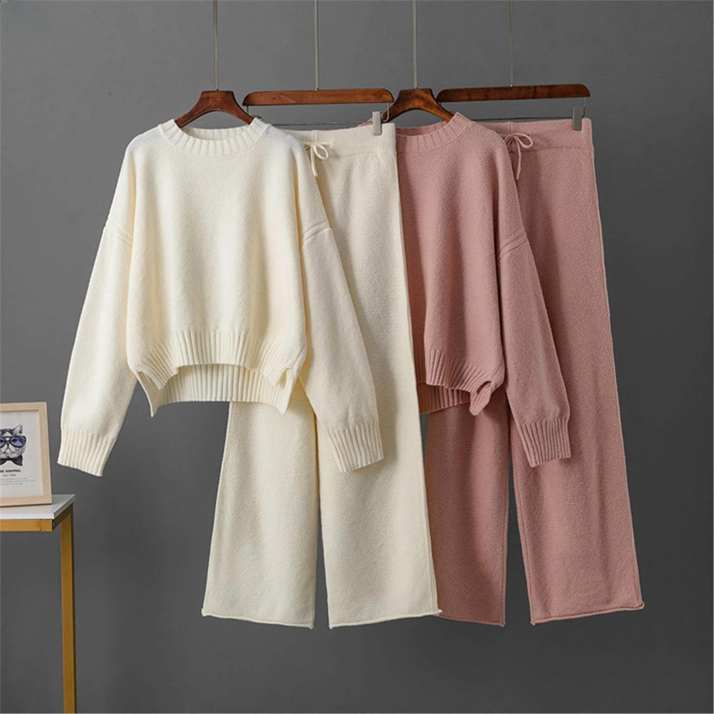 

Женский винтажный утепленный вязаный комплект: свитер и брюки с широкими штанинами и боковыми разрезами, модный повседневный образ для стильных девушек