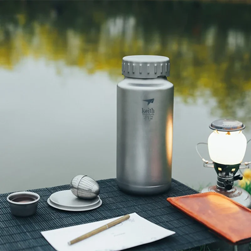 زجاجة مياه رياضية من كيث تيتانيوم - 0.9 لتر/1.2 لتر أدوات شرب للتخييم في الهواء الطلق بسعة كبيرة مع غلاية واسعة الفم غير ملولبة