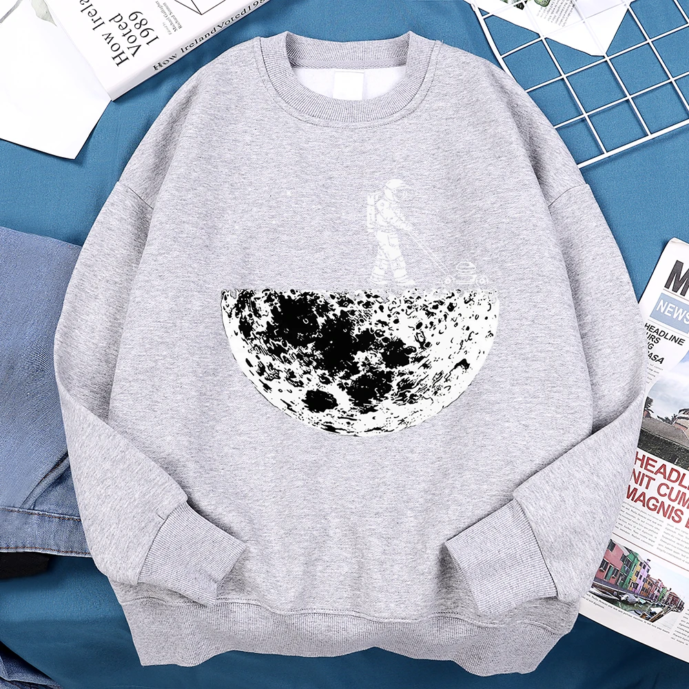 Astronauts Weeding On The Moon Men Women Sweatshirt Fleece Pullover Hip Hop Warm Casual Hoodies Fashion Pullover Couple Clothing