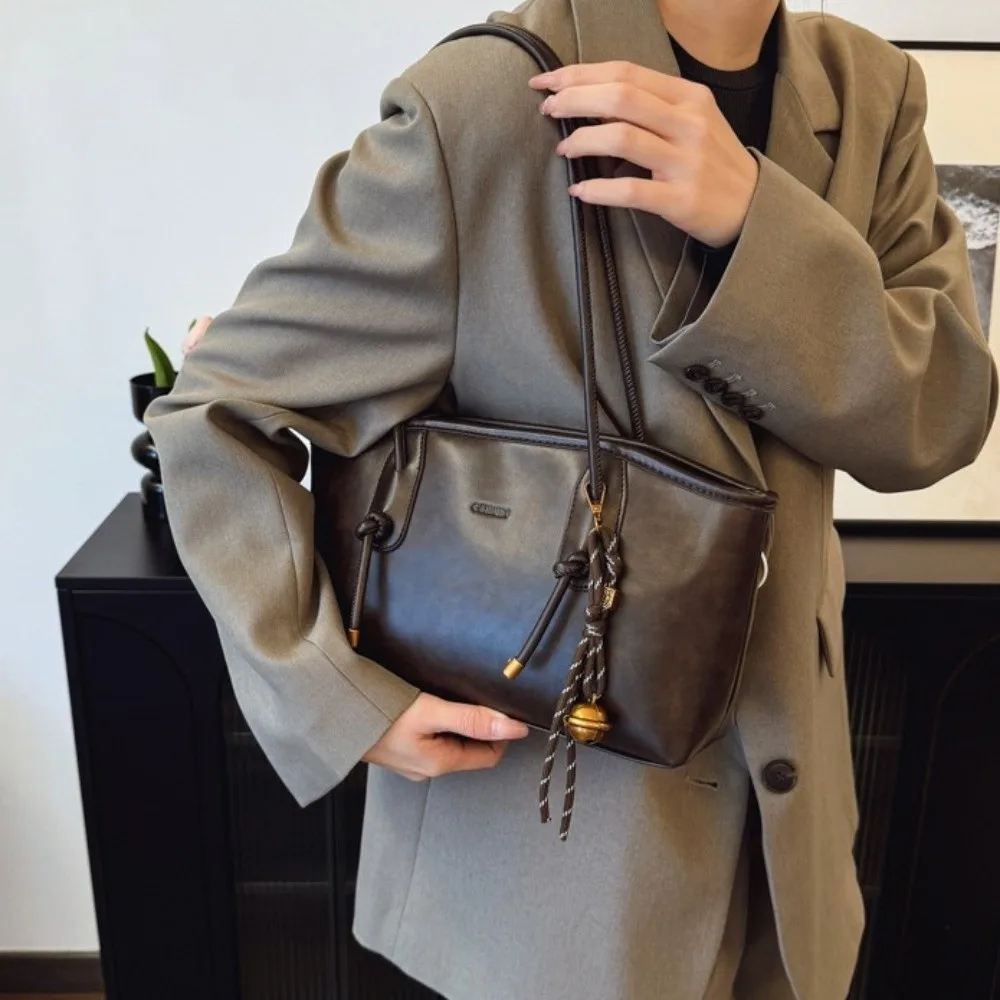 

with Pendants PU Leather Shoulder Bag Hobo Bag Large Capacity Retro PU Underarm Bag Handbag Leisure Fashion Armpit Bag
