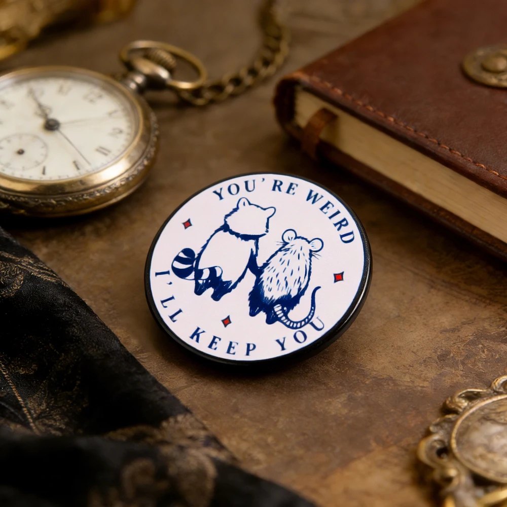 Du bist seltsam, ich behalte dich - Lustige Emaille-Pin mit Waschbär- und Rattenmotiv, sarkastische Tier-Redewendungen, Freundschafts- und Paargeschenk, Abzeichen, Valentinstag-Accessoire – Detail 4