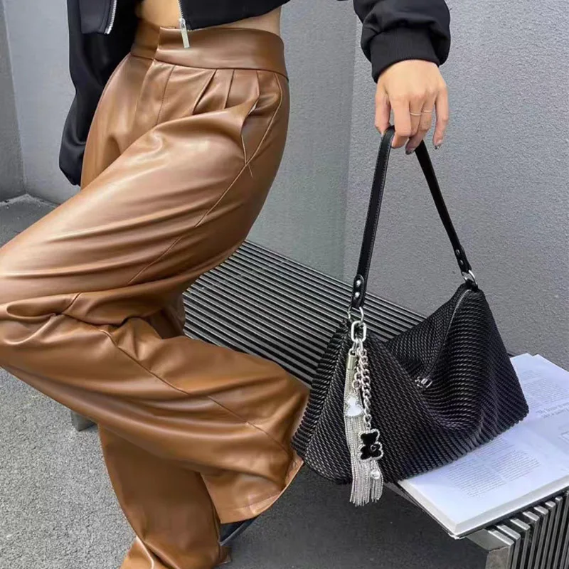 Nuevo bolso de mano de piel sintética suave a la moda europea y americana, diseño de textura plisada para mujer, bolso con cadena simple para ir al trabajo en las axilas